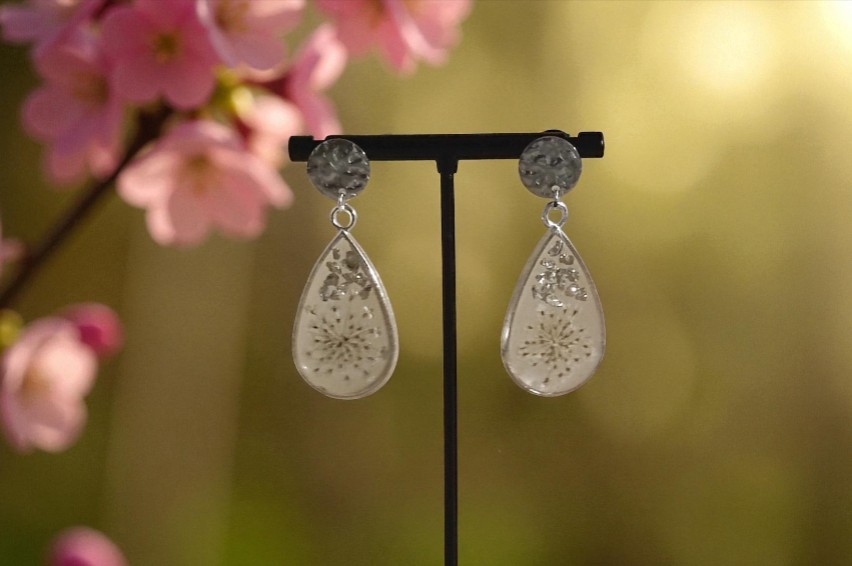 Boucles d’oreilles « Fleur blanc & argenté »