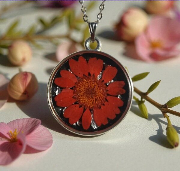 Pendentif « Fleur rouge & argenté »