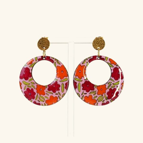 Boucles d'oreilles Rosalie, créoles en bois peint à la main au motif fleuri, puces dorées martelées