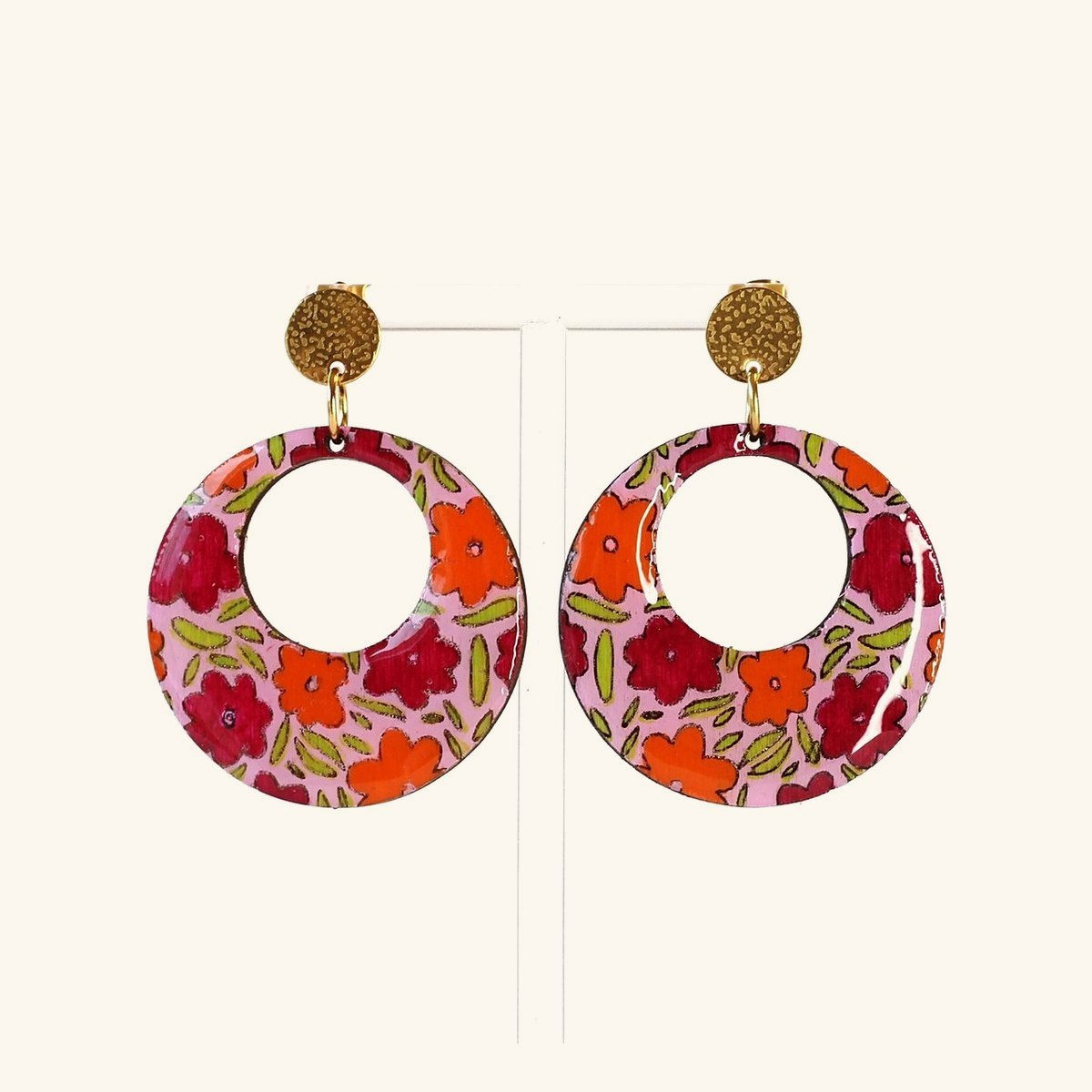 Boucles d'oreilles Rosalie, créoles en bois peint à la main au motif fleuri, puces dorées martelées