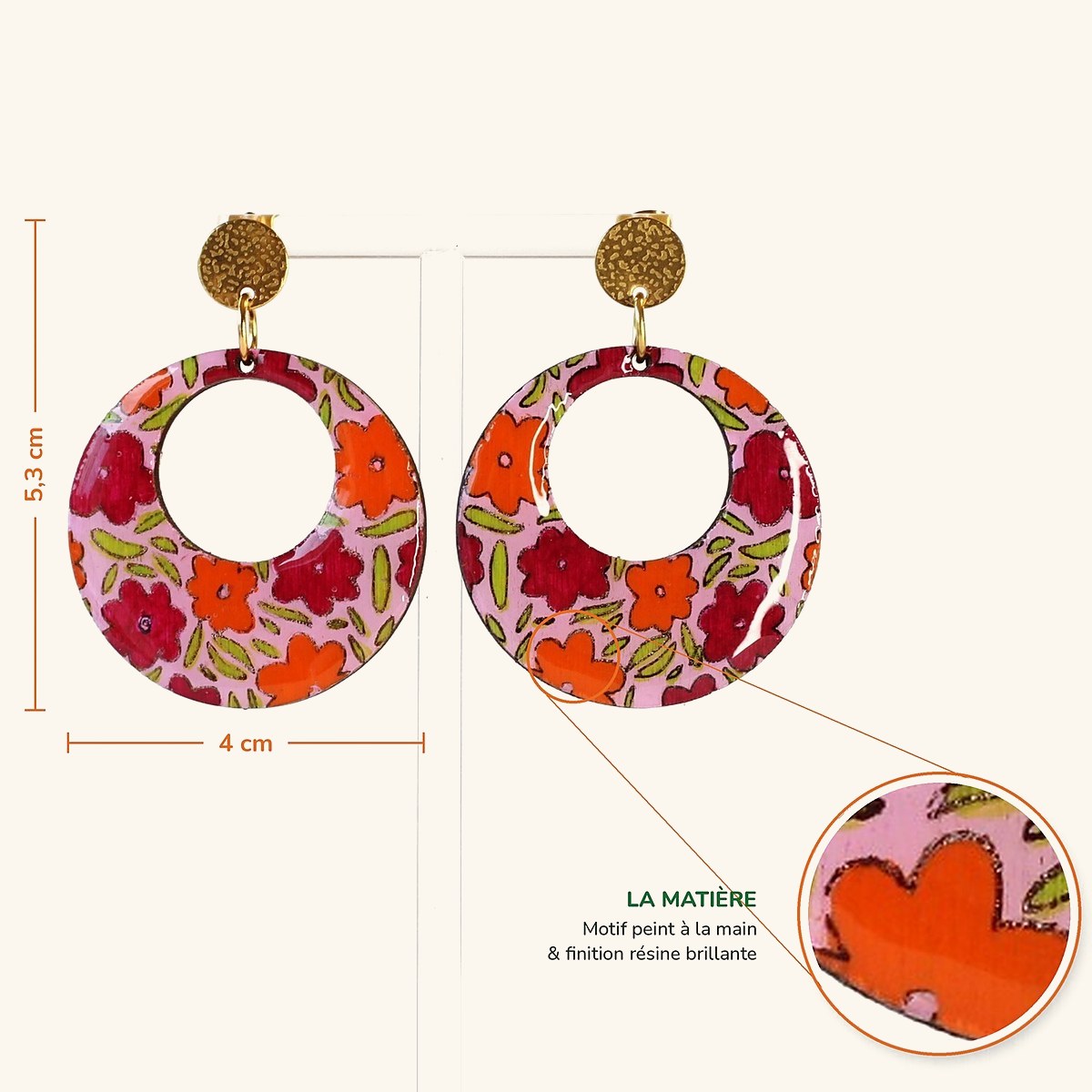Détail des créoles Rosalie : motif fleuri peint à la main sous résine brillante, 5,3 × 4 cm
