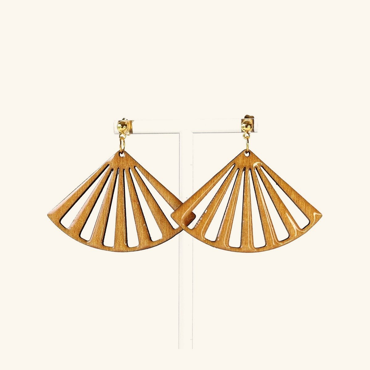 Boucles d'oreilles Colette, éventail ajouré en bois peint doré pailleté, puces boule dorées