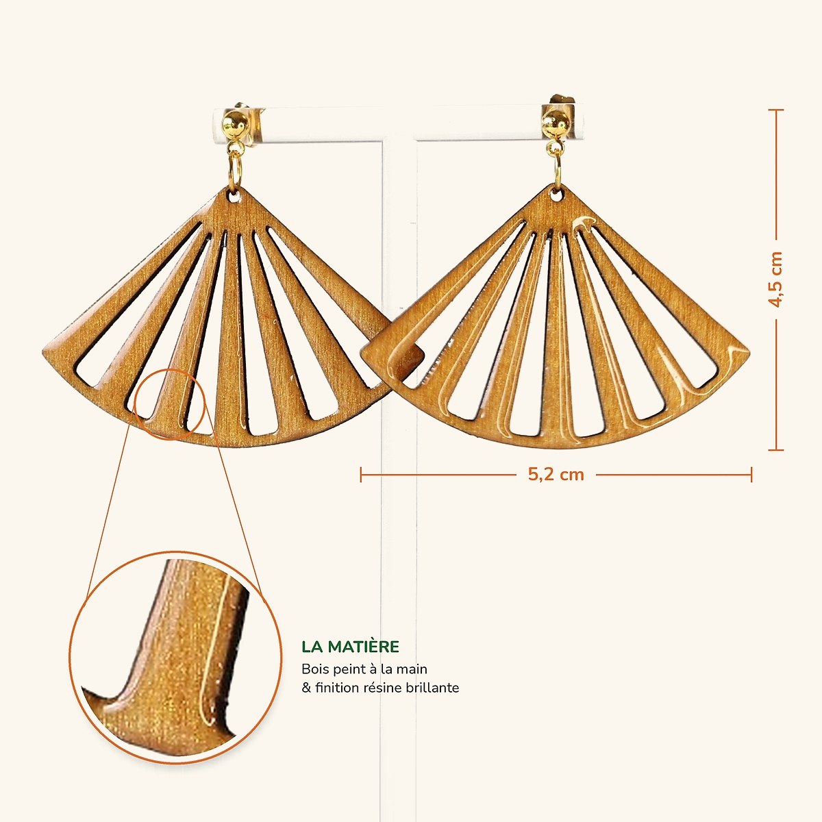 Détail des boucles Colette : peinture dorée pailletée et résine brillante, 4,5 × 5,2 cm