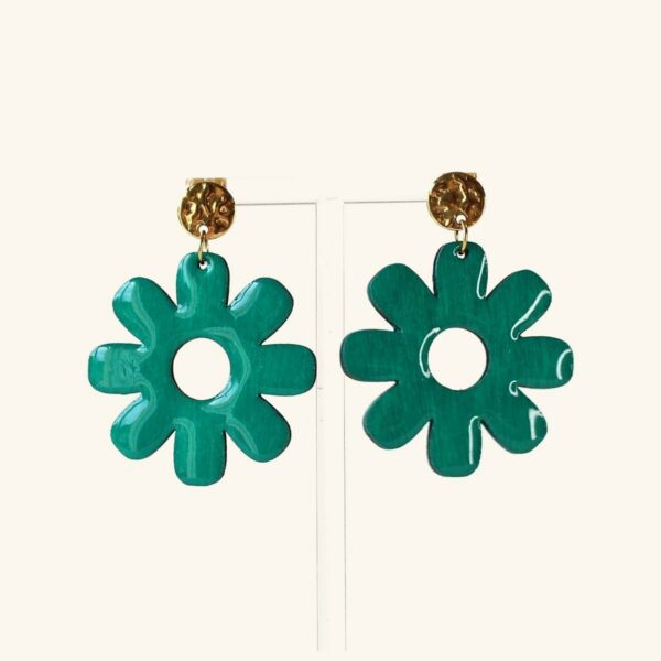 Boucles d'oreilles Margot, fleur verte en bois peint à la main, puces dorées martelées