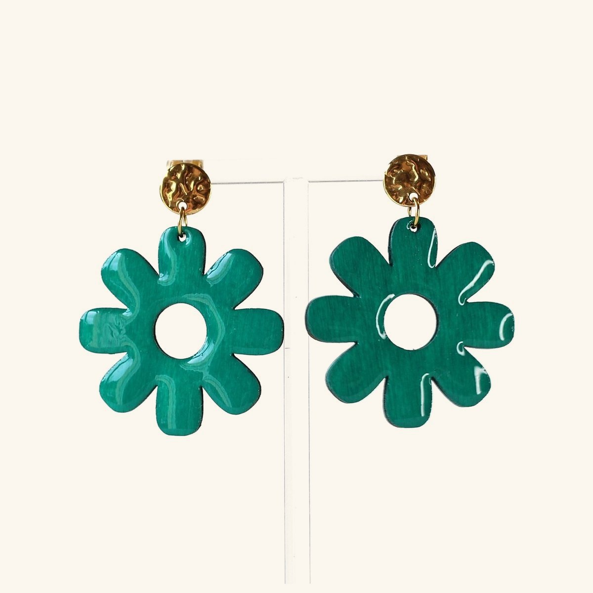 Boucles d'oreilles Margot, fleur verte en bois peint à la main, puces dorées martelées