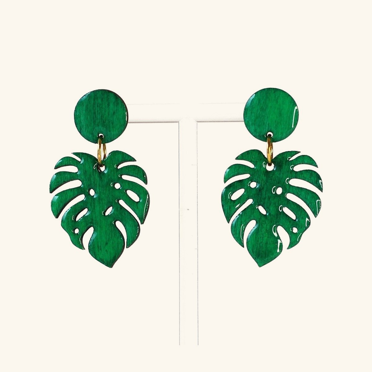 Boucles d'oreilles Lola, feuille de monstera verte en bois peint à la main, puce ronde assortie