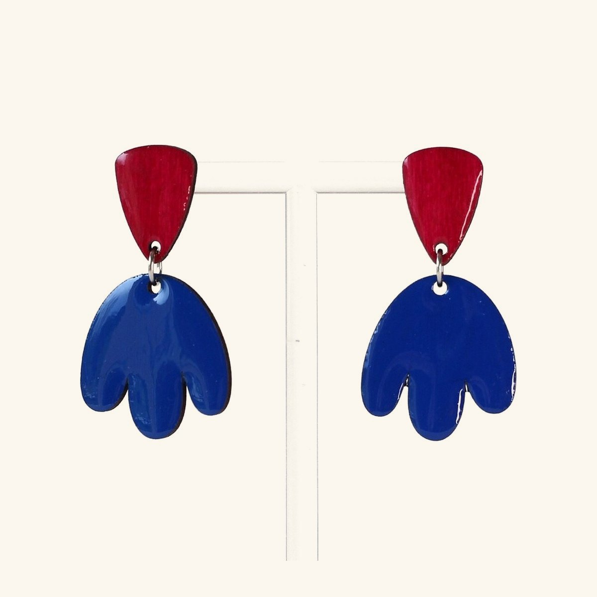 Boucles d'oreilles Mathilde, puce triangle rose et pendentif bleu en bois peint à la main