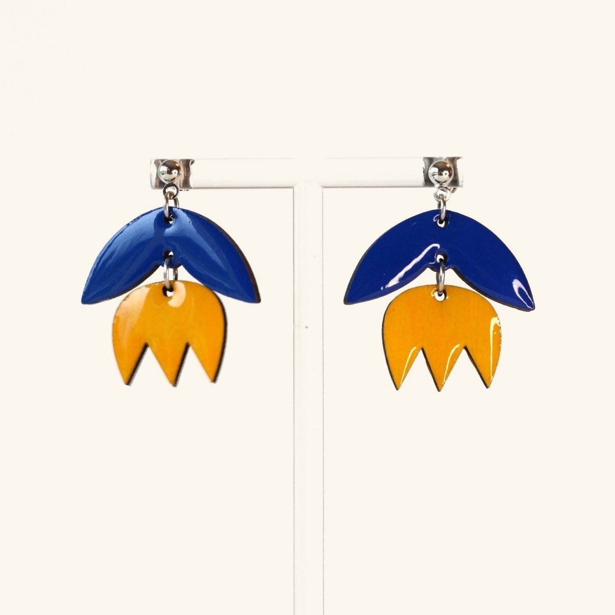 Boucles d'oreilles Hortense, tulipe bleue et jaune en bois peint à la main, puces boule argentées